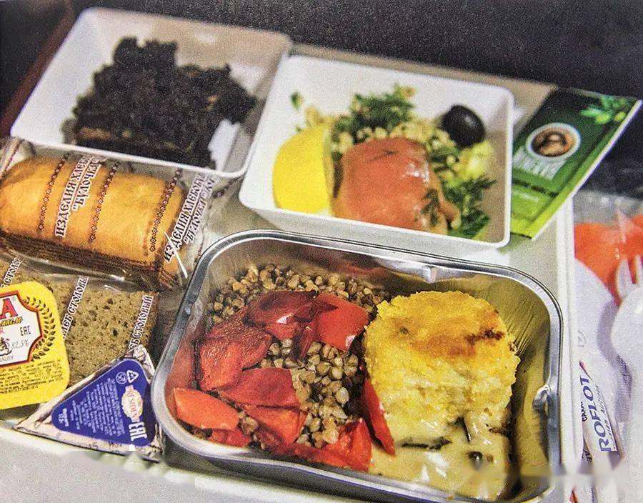 俄罗斯航空的经济舱飞机餐由前菜,主菜和甜点组成,主菜有两种选择.