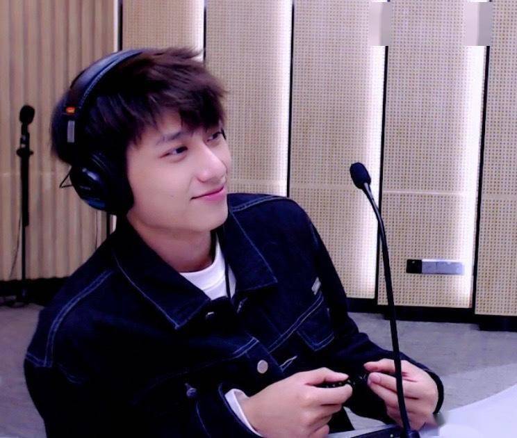 新歌话题登微博热搜榜首广州最帅数学老师陈凯洲想不到蹭了国考热度