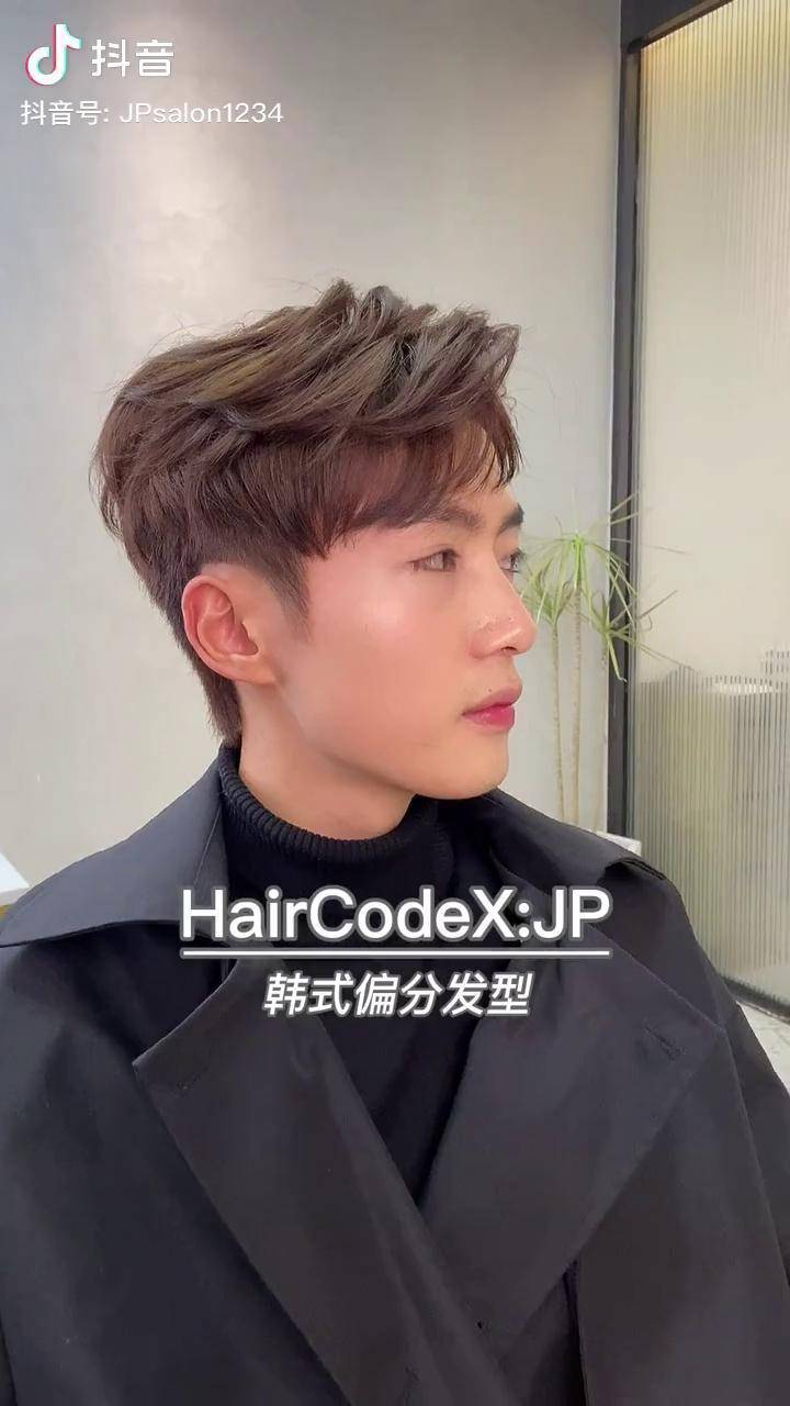 分享一款韩式偏分发型,气质,自然.发质粗硬的男士不能错过.