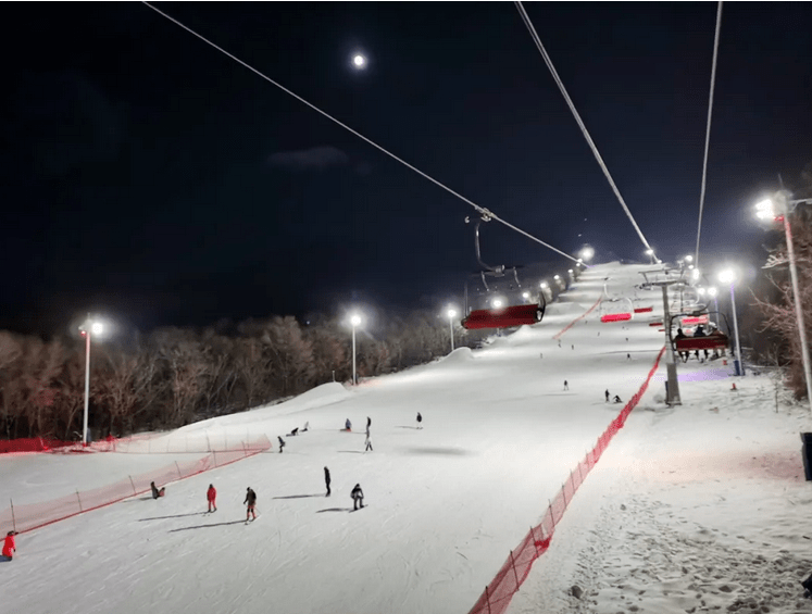 维护每周四至周一开放夜场夜场开放时间18:00-21:00北大壶滑雪场自驾