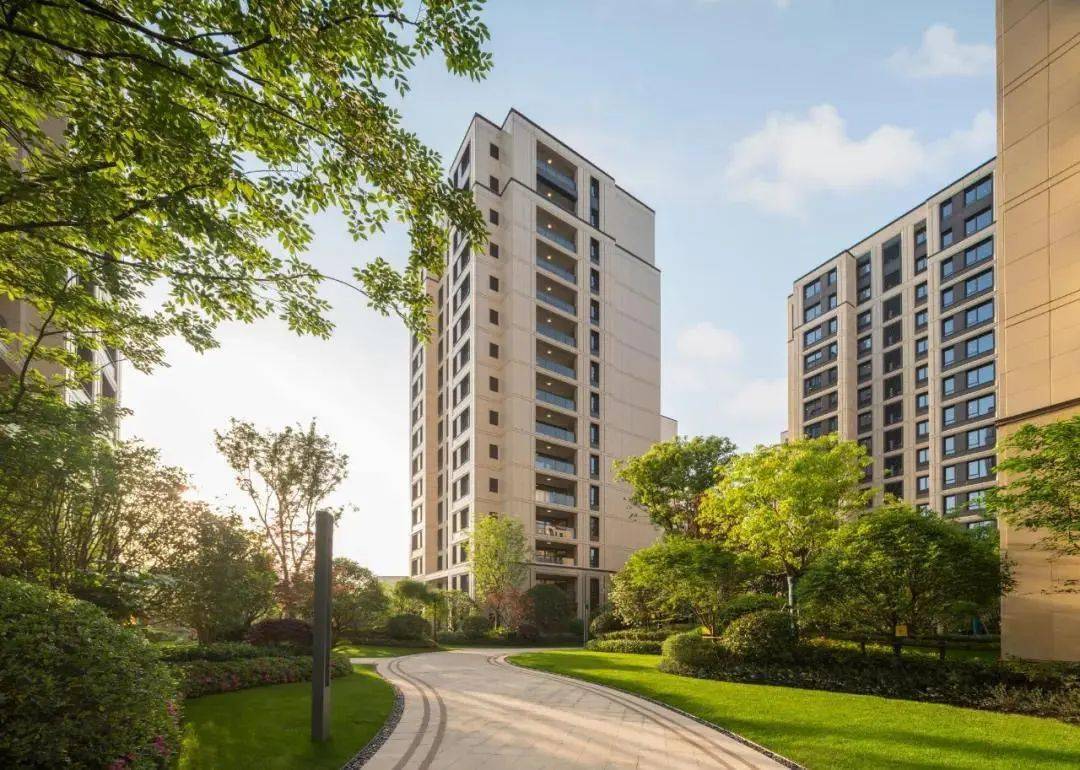 回家的欣喜扑面而来,正式踏入杭州·东城金茂府内,"高颜值"建筑便牢牢