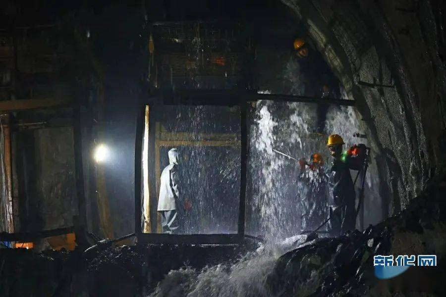 掘进中的景寨隧道(资料图).新华网发(徐章位 摄)