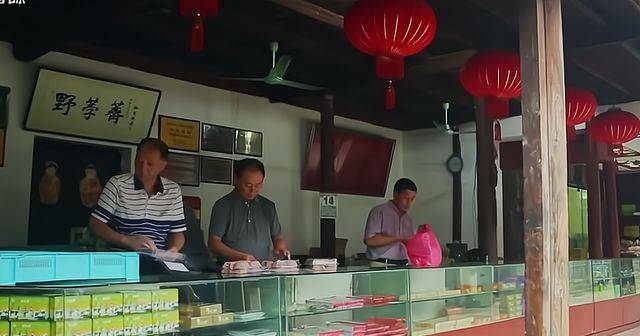 在湖州南浔古镇上,有一种令人难忘的老味道,它是"野荸荠"_糕点店_故事