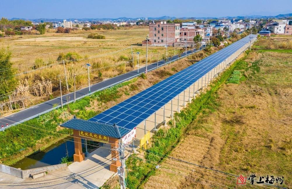 汤一村光伏文化长廊.在2020年以前,西沟河堤杂草丛生.