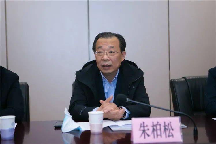 朱柏松表示,卫健系统广大党员领导干部,要弘扬伟大的抗疫精神,始终