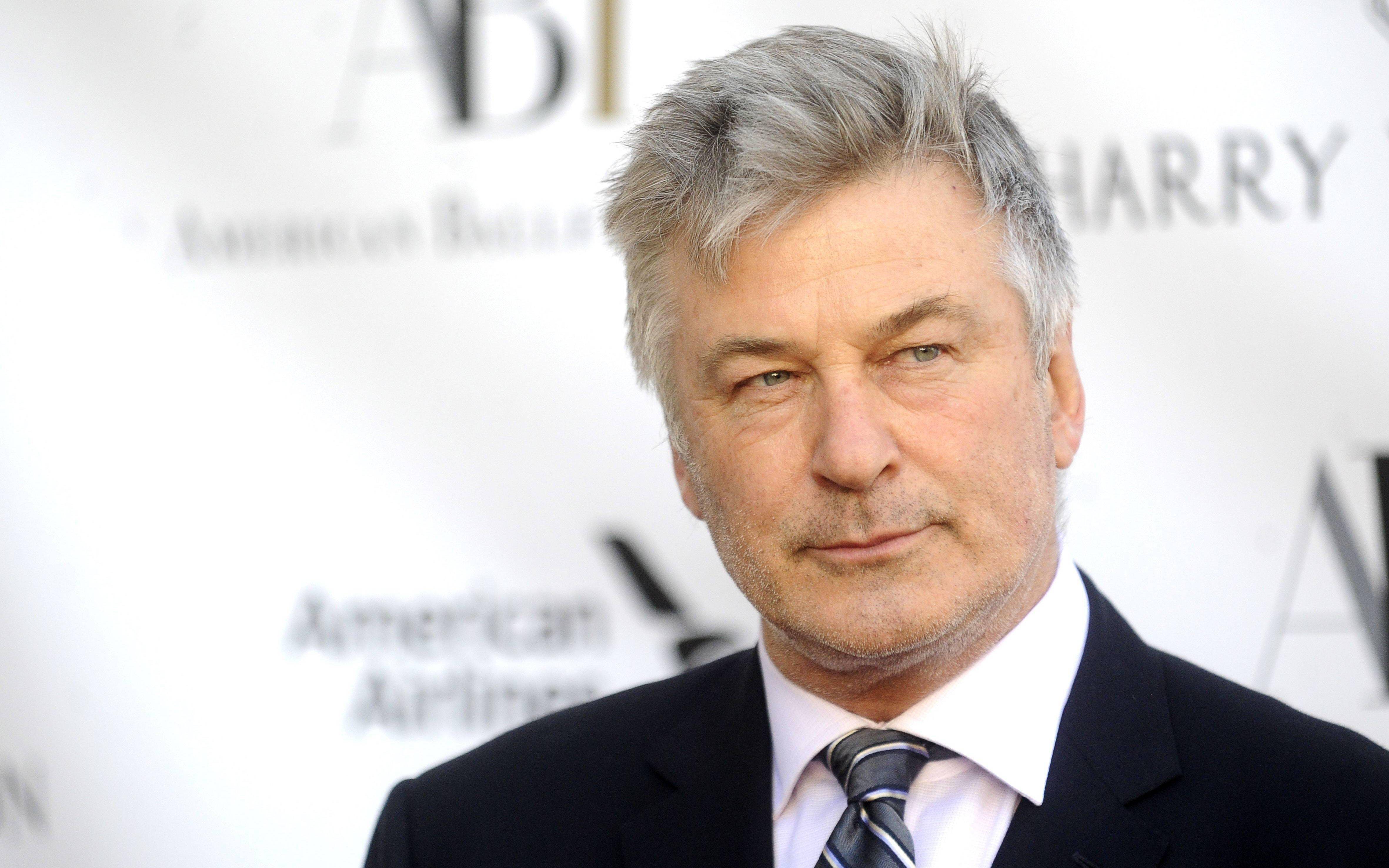 亚历克·鲍德温首次面对媒体谈论枪击意外,否认扣动扳机_哈琳娜