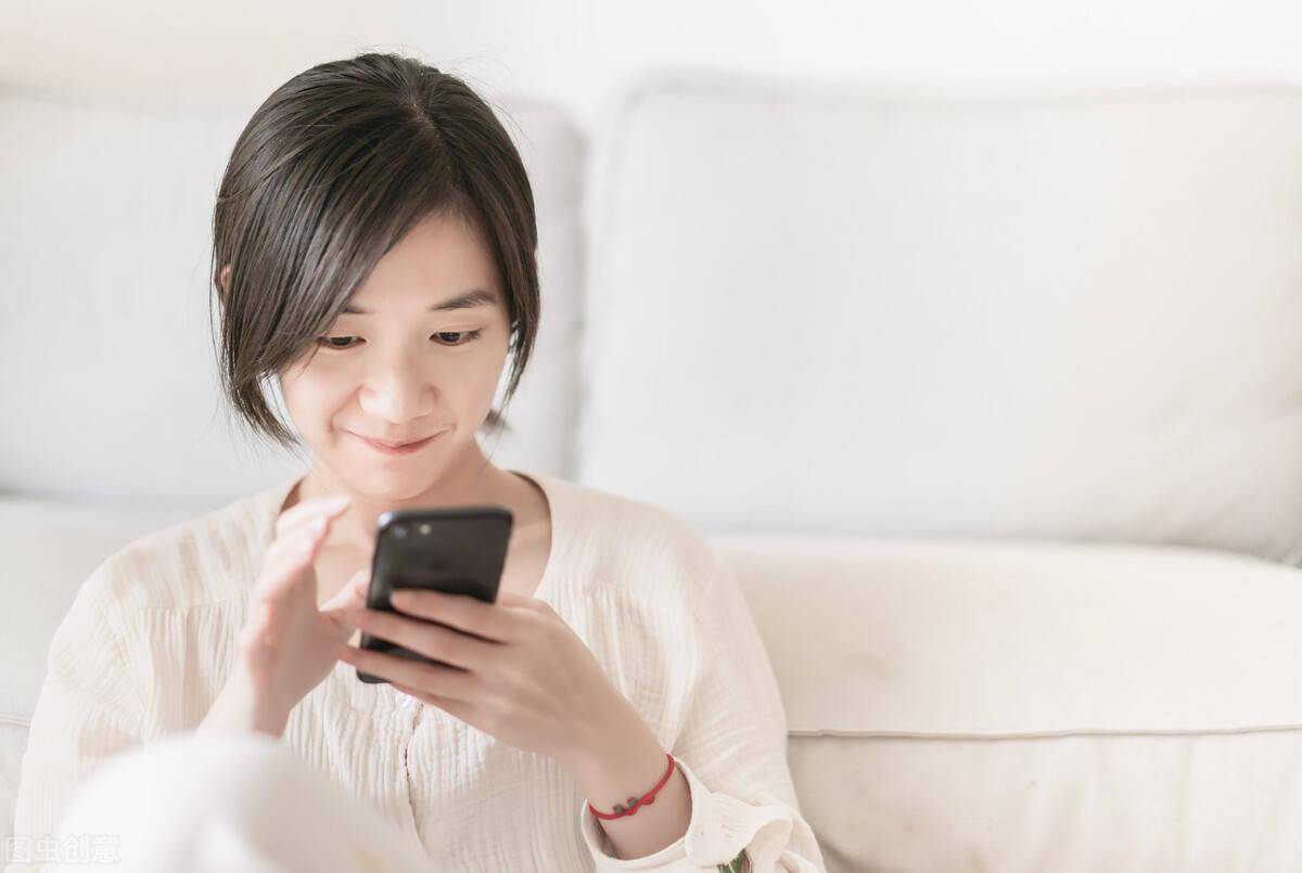 女性不要再低头玩手机了?掌握5个小动作缓解"僵硬脖"!