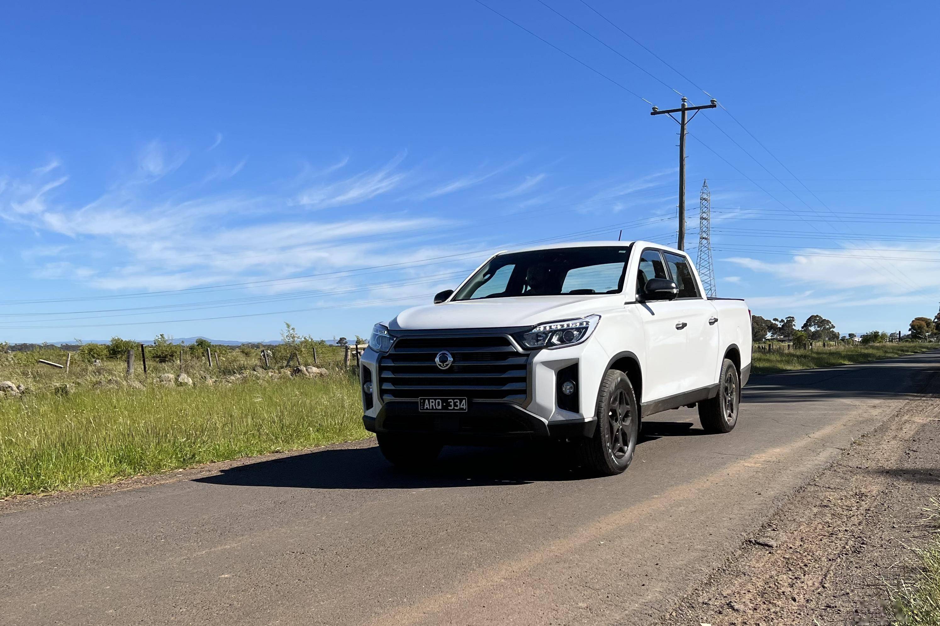 韩国双龙皮卡实拍22t柴油机最大扭矩420nm零百加速11秒