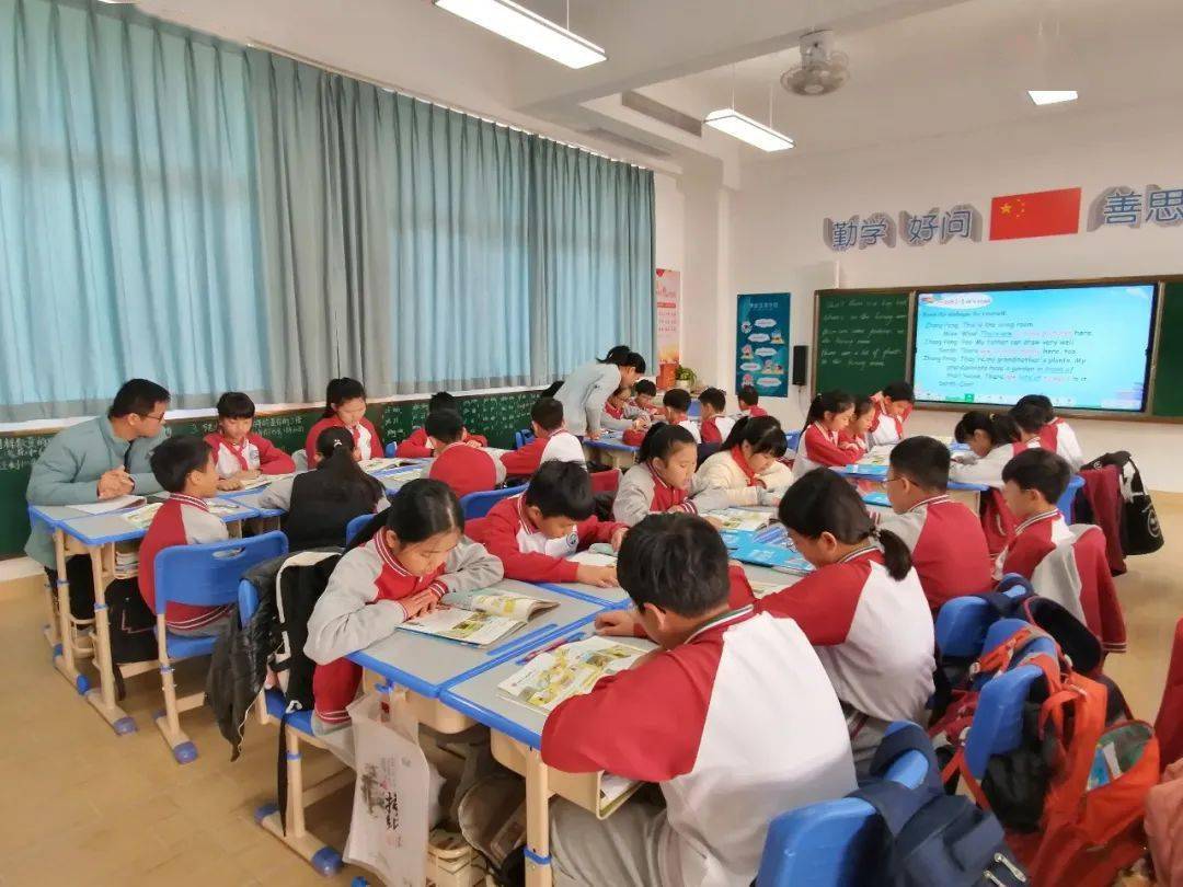 教学视导(语文教学视导)教研组分组深入各年级语文,数学,英语课堂