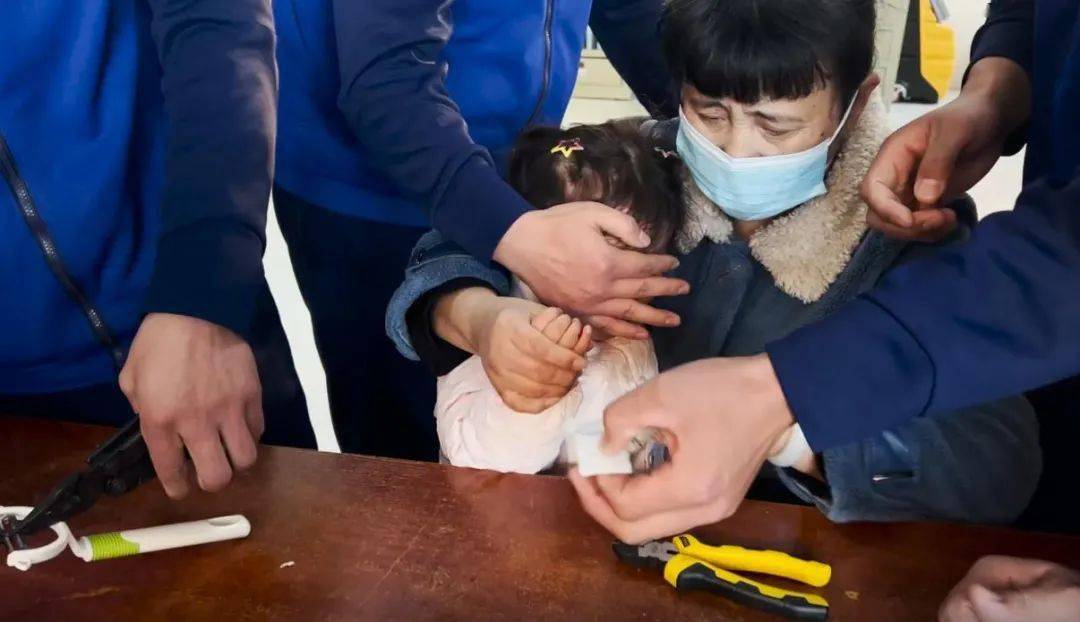 嘤嘤嘤~3岁萌娃哭出鼻涕泡泡.