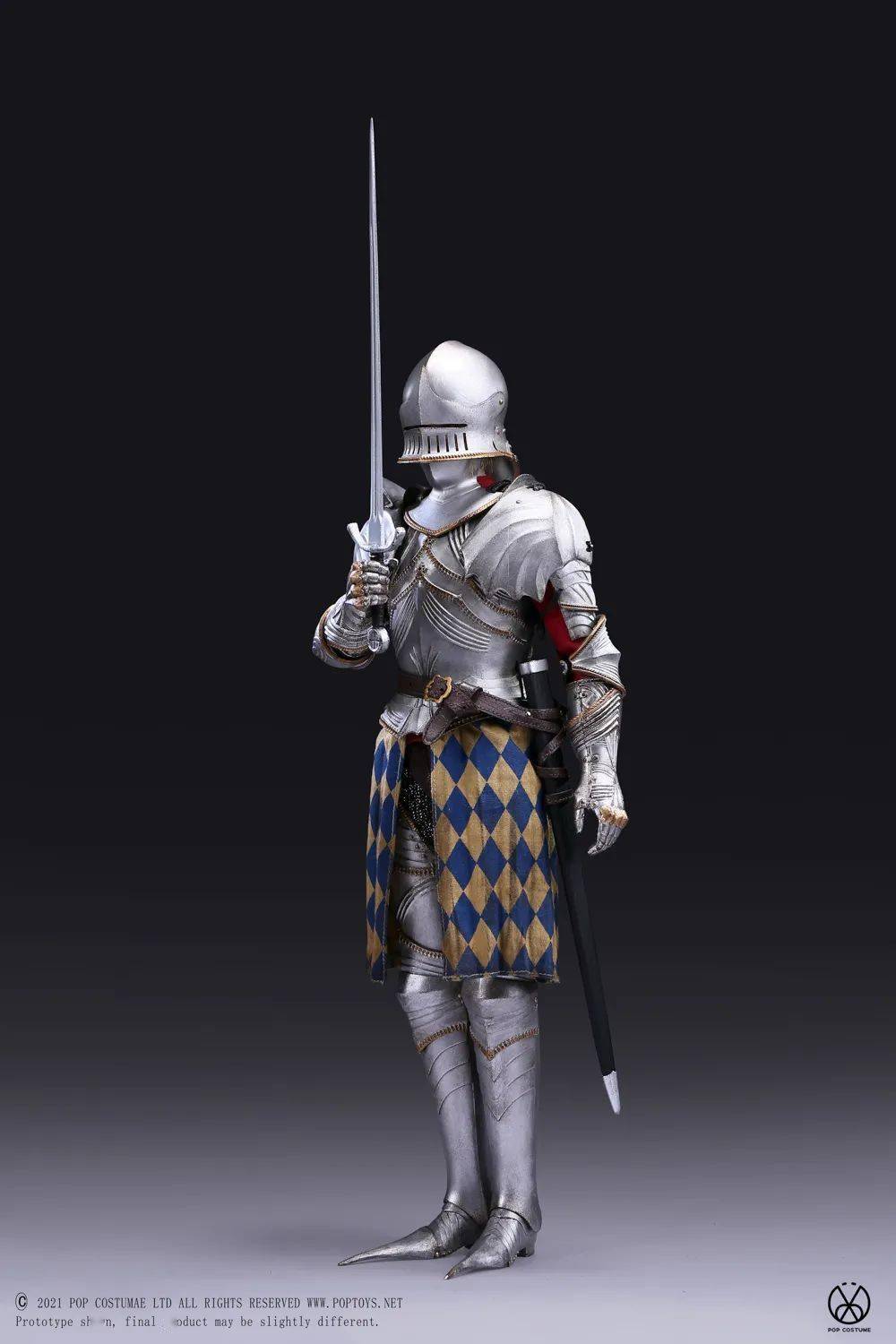 女兵分为银甲版本和黑甲版本,从头盔到下颌甲,身甲,臂甲,再到腿甲,足