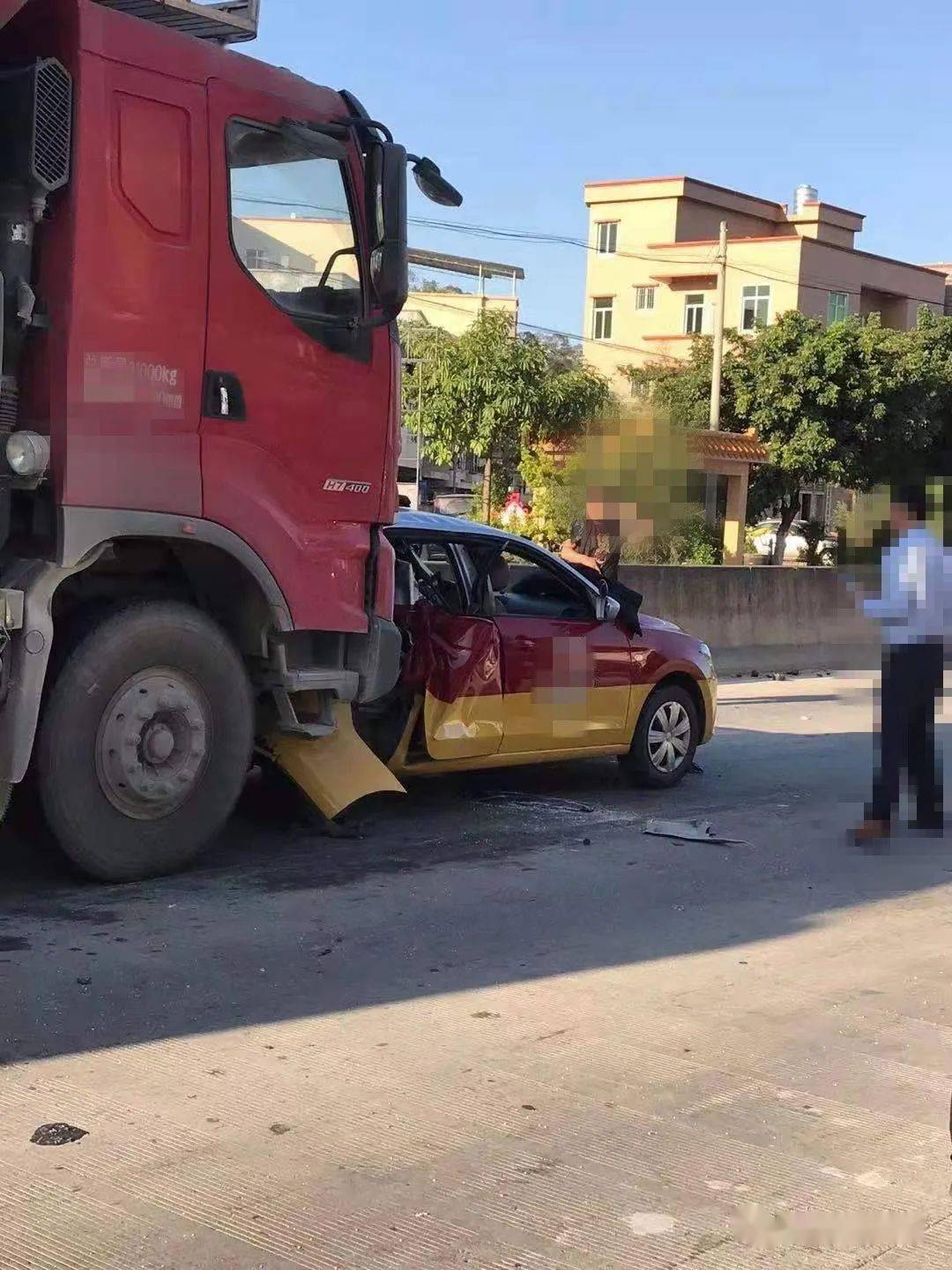 信宜一泥头车追尾教练车,教练车尾被压扁_com_隆德_妮亚