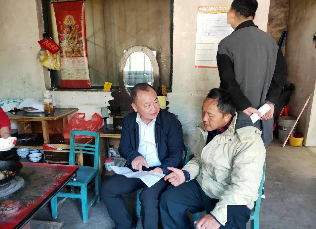 镇党委副书记,镇长周增荣到白马村走访贫困户.