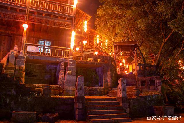 流水潺潺,灯火璨璨,广安影视城的夜如此迷人