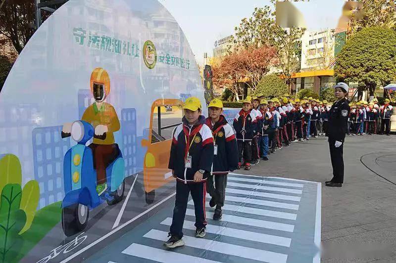 示範正確過馬路