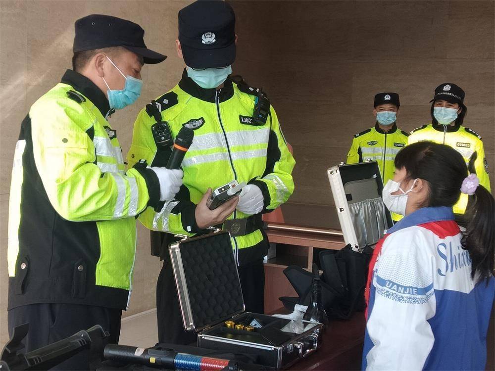 武穴:全国交通安全日,小学生走进警营_全国交通安全日_知识_活动