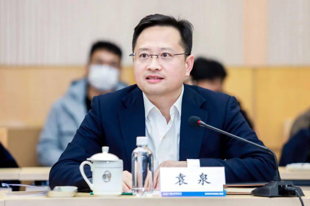 上海市科委副主任,市外国专家局副局长黄红;中共奉贤区委书记庄木弟