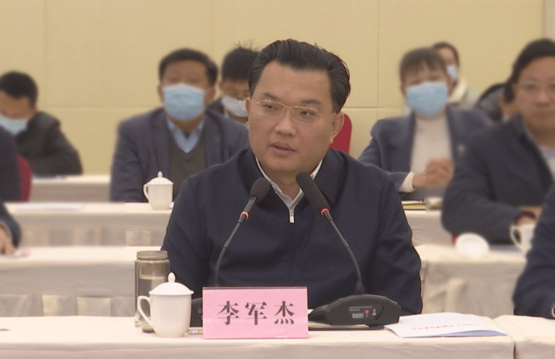 黄冈市委副书记,市长李军杰介绍相关工作情况.