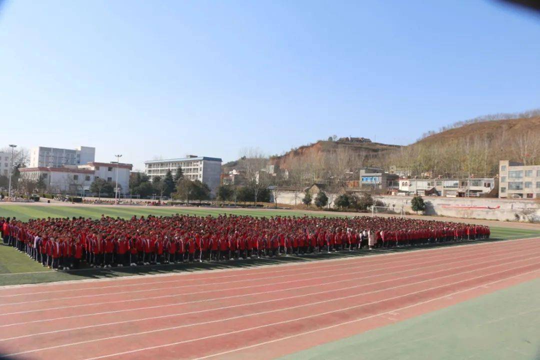 嵩县一高运动点燃激情拼搏成就梦想高二年级举办冬季长跑运动会