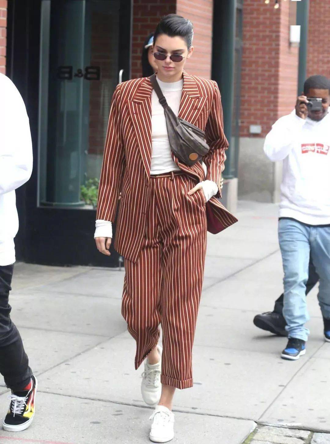 毛衣 果然,大圆脸就是要这样穿「烟管领」才好看!