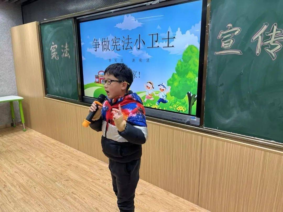 语言，为师生们上了一堂以“争做宪法小卫士”为主题的宪法宣讲教育课。