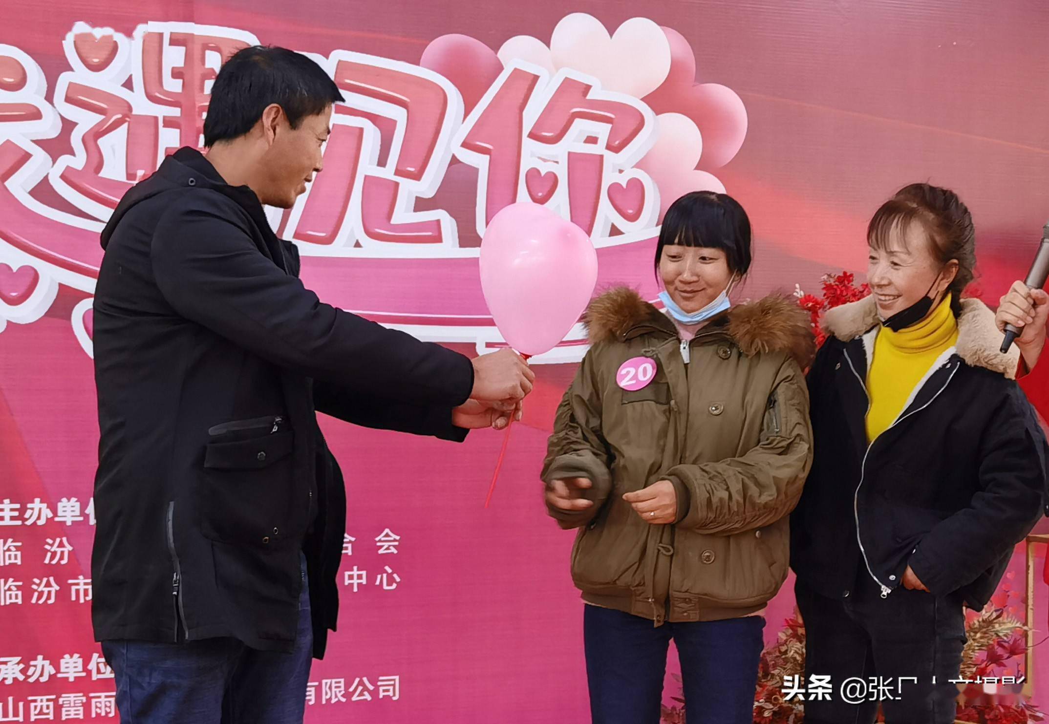 临汾举办残疾人相亲会五对青年含情脉脉的对视一小时牵手相恋成功