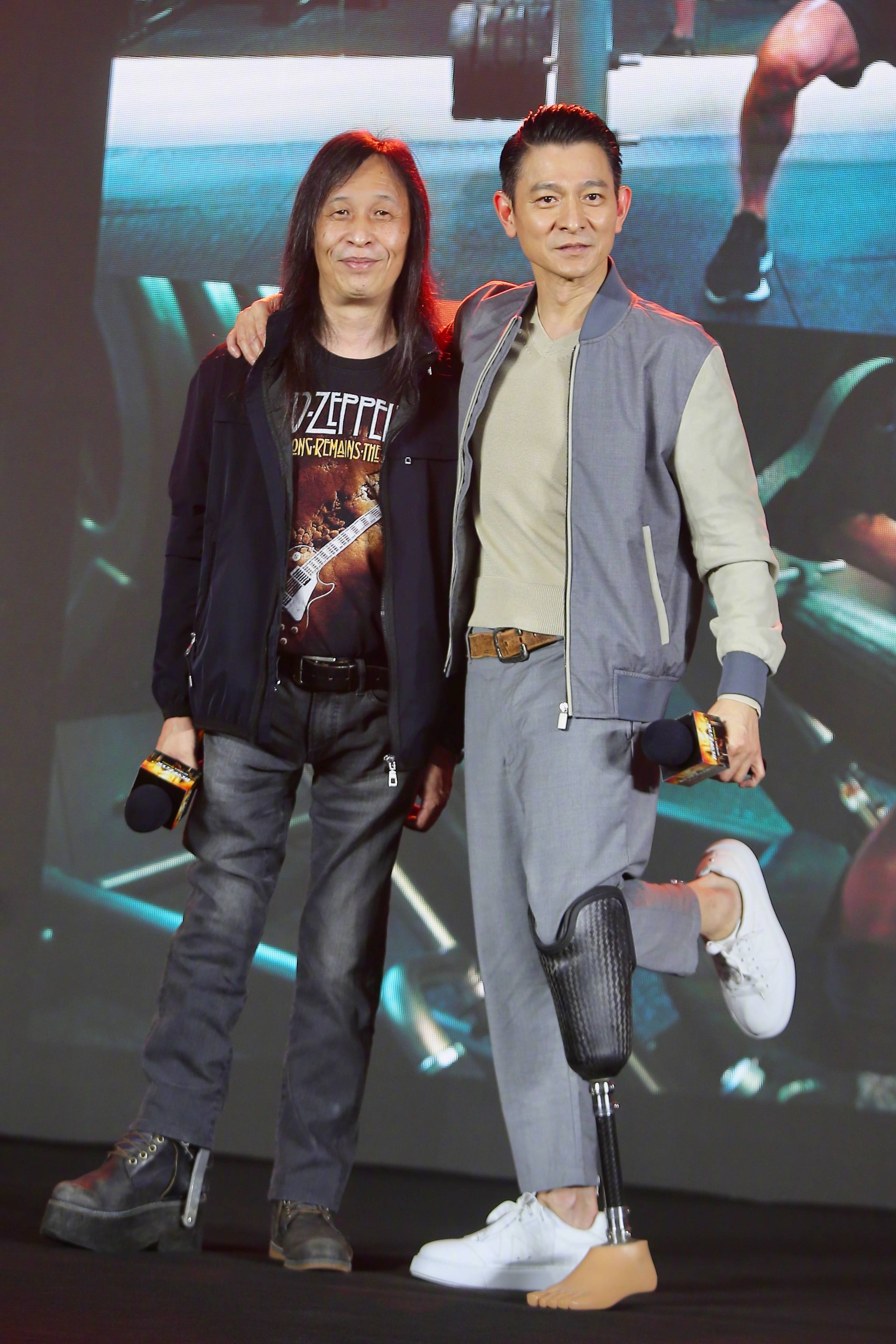 《拆弹专家2》刘德华穿80斤拆弹服,穿脱花费一小时_邱礼涛_电影_爆炸