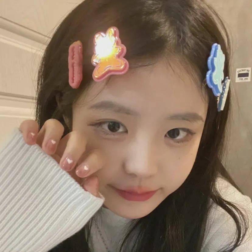 今日头像 | 与其互为宇宙_黑长直_女生_图片