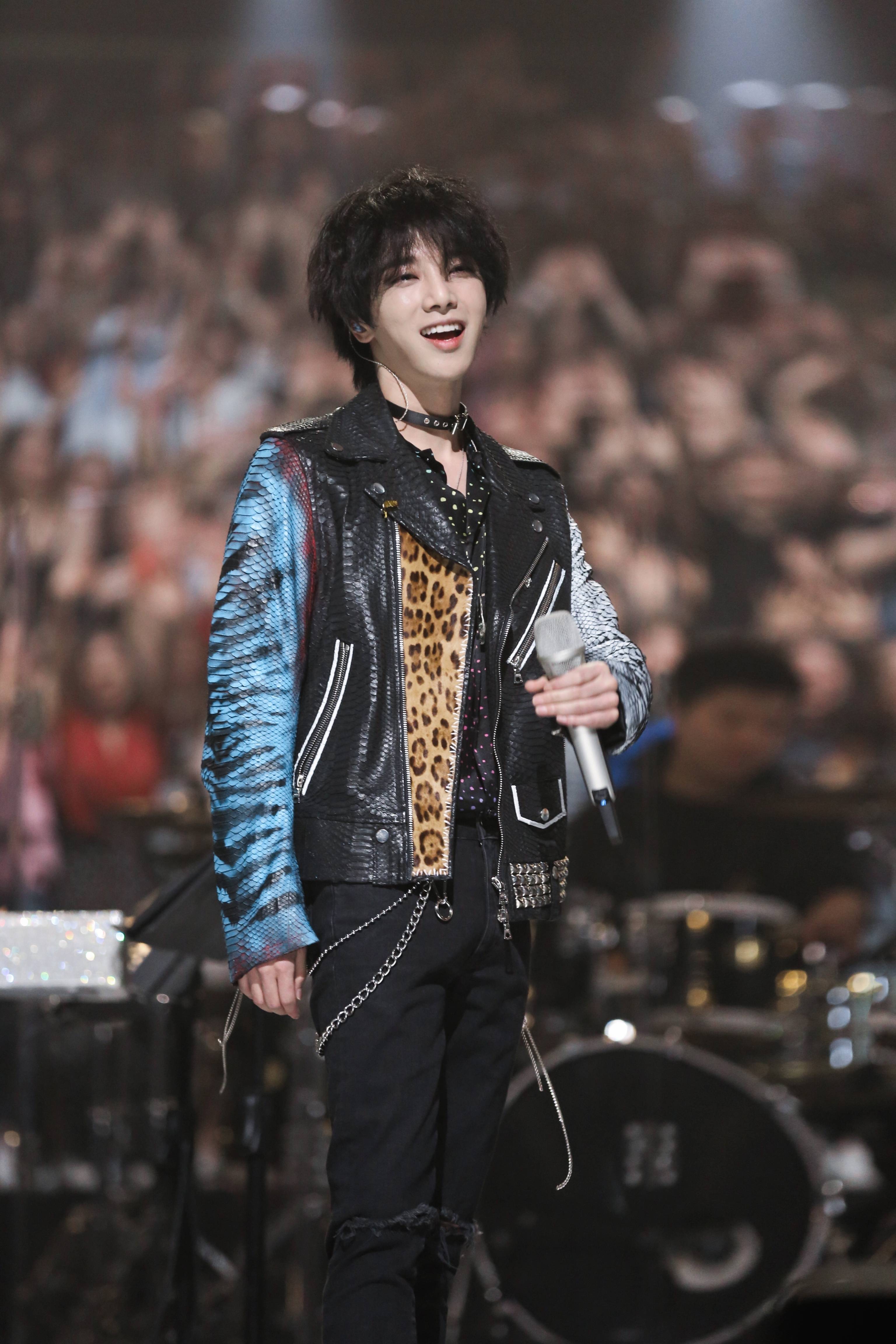 华晨宇高燃live引热议 被赞"行走的演唱会 "_舞台_音乐_表演