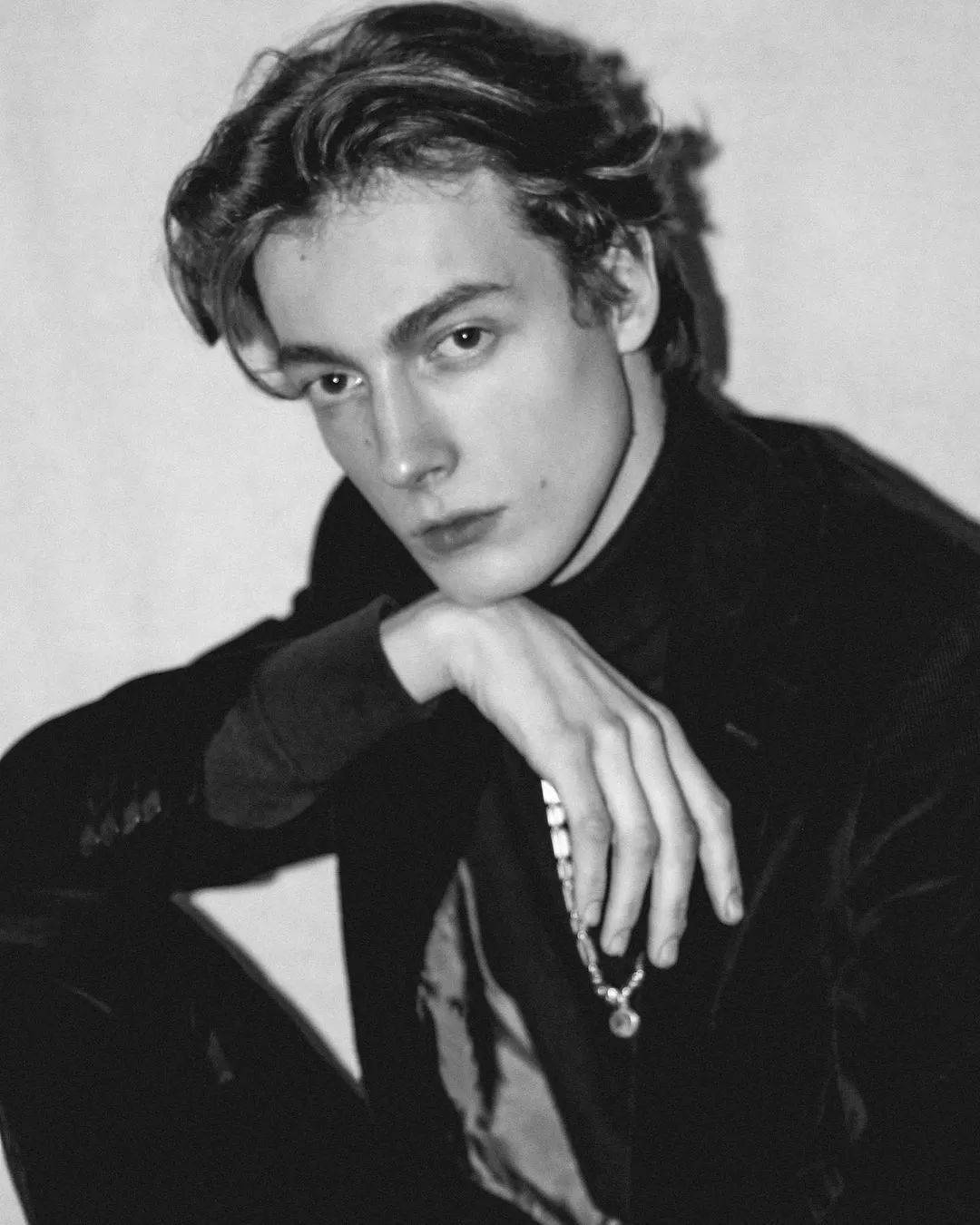 但也被人诟病他是关系户▼巴黎作家louise lévêque de vilmorin是他