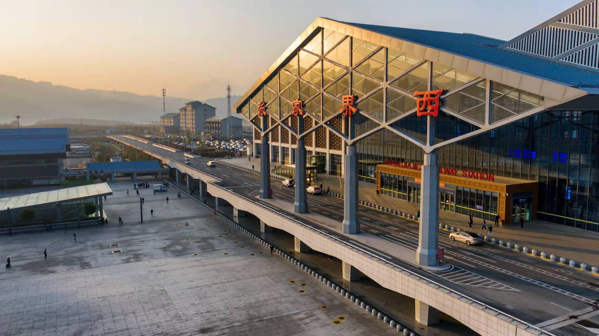 中国铁路广州局集团有限公司相关负责人表示,张吉怀高铁是一条兼顾