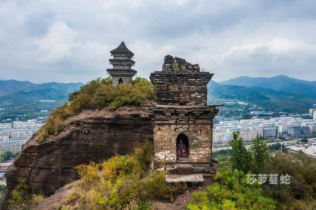 区双塔山镇双塔山风景区内,两座突兀而立的巨石山峰上曾各有一座古塔