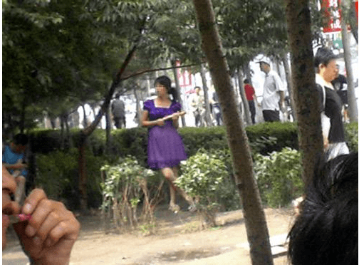 公园里的小女孩散步 628ae44c06624aec85b3e83a2b639f76.png