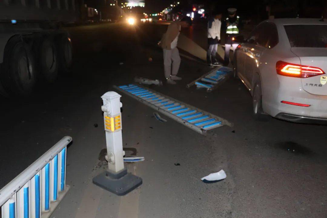 2021年11月17日22时10分,李某驾驶小型轿车沿桂平城区桂贵路由西往东