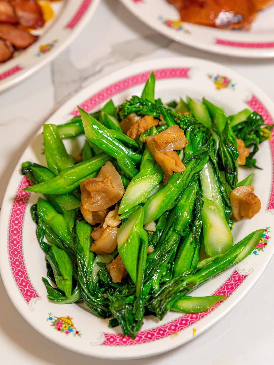 除了烧腊,这里还有一种老广味,叫五柳炸蛋,叫猪油渣炒菜心,叫广氏汽水