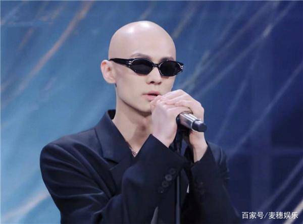 青你3梁森曾与鹿晗同框头发茂密模样青涩如今光头更吸睛