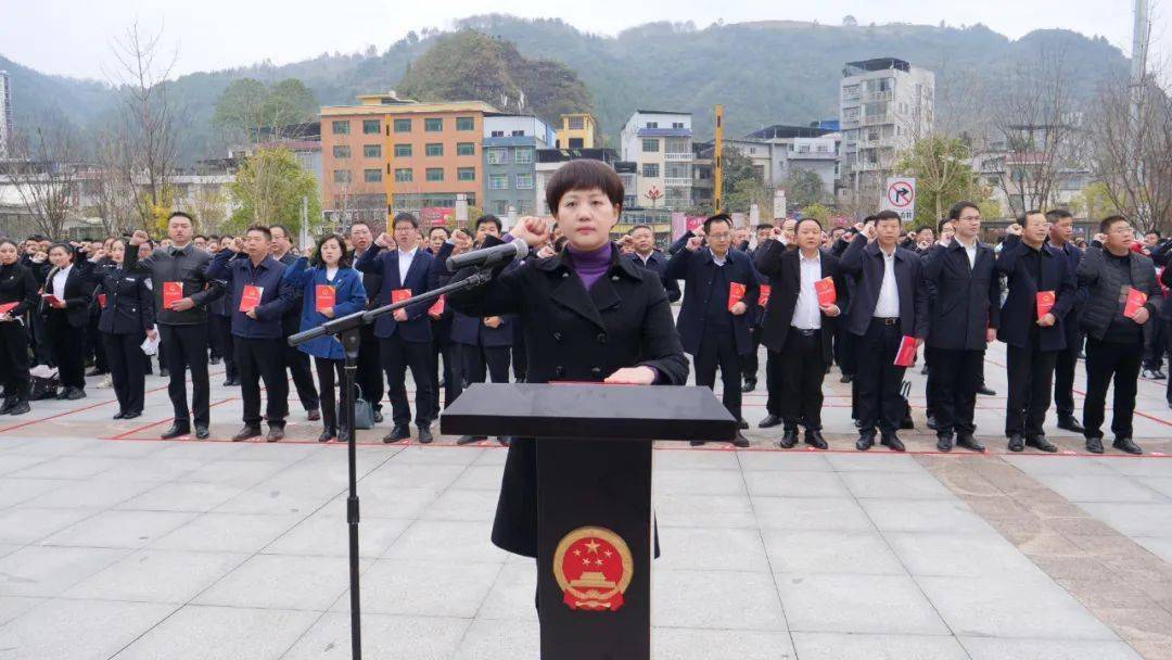 德江县举行"12·4"国家宪法日宣誓仪式暨法治文艺演出活动_敖华_人民