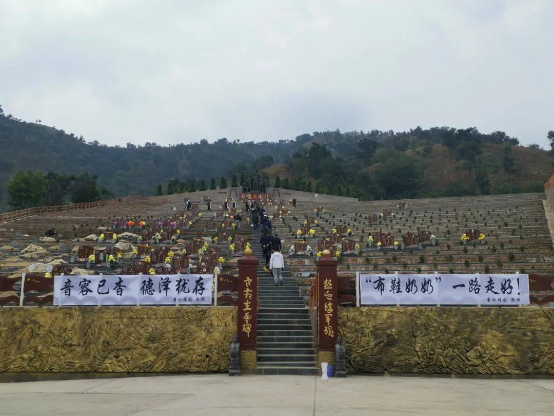 音容已杳,德泽犹存,12月4日,唐明现老人在圣水陵园举行安葬仪式,老人