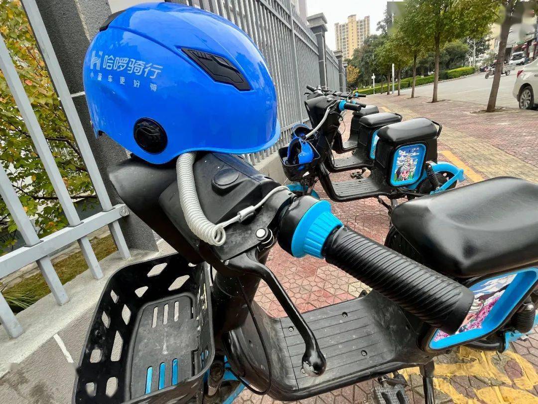 安全头盔均已配备和车身一样颜色的哈啰出行,美团共享单车很多停放着