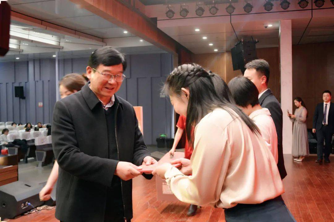 泗县三中举行青年教师"立德树人 培根铸魂"师德师风建设演讲比赛_教育