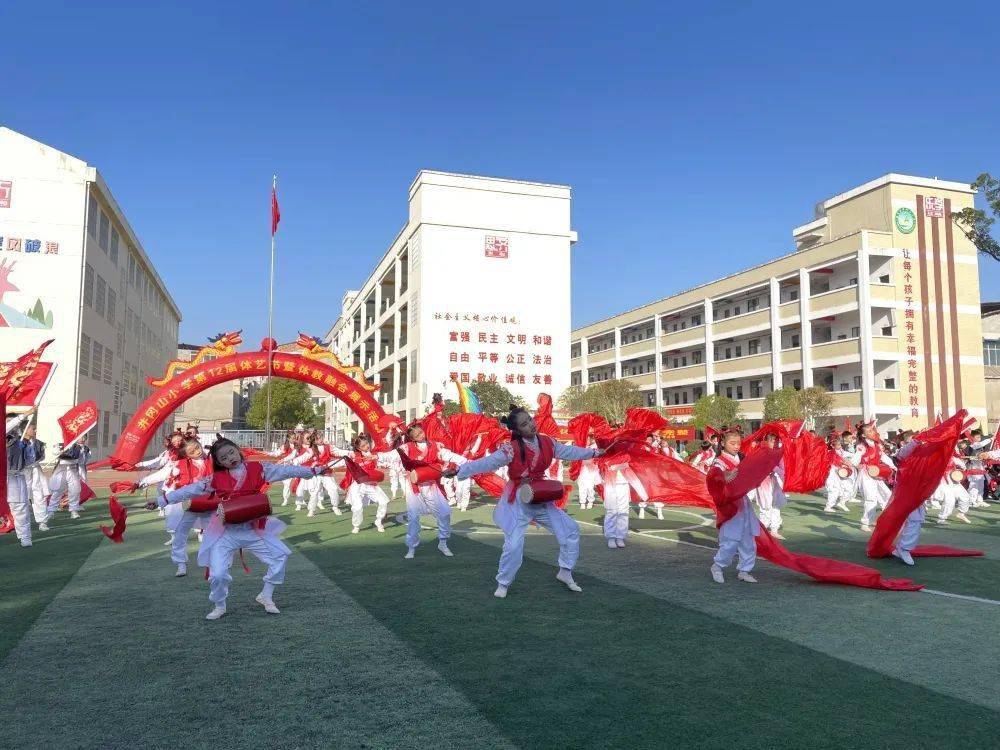 井冈山小学学生在打腰鼓2020年6月,瑞金市委,市政府制定下发了《瑞金