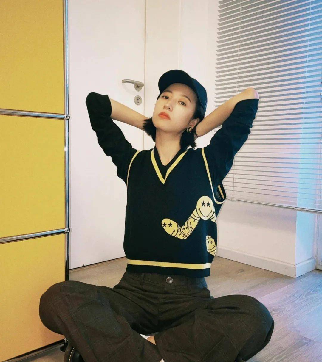 黑色 周雨彤白鹿的针织马甲也太上头了吧!赶紧学起来