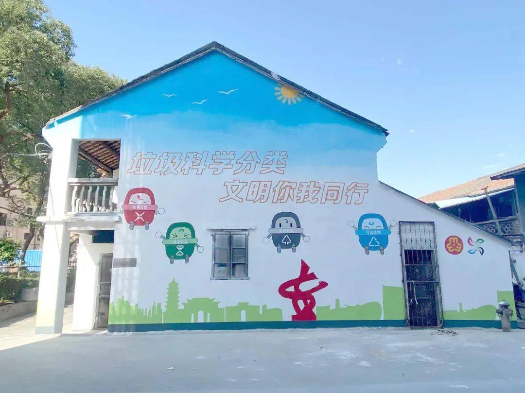 彩绘师们正对破旧的墙体进行粉饰创作,内容以垃圾分类,爱护环境的主题