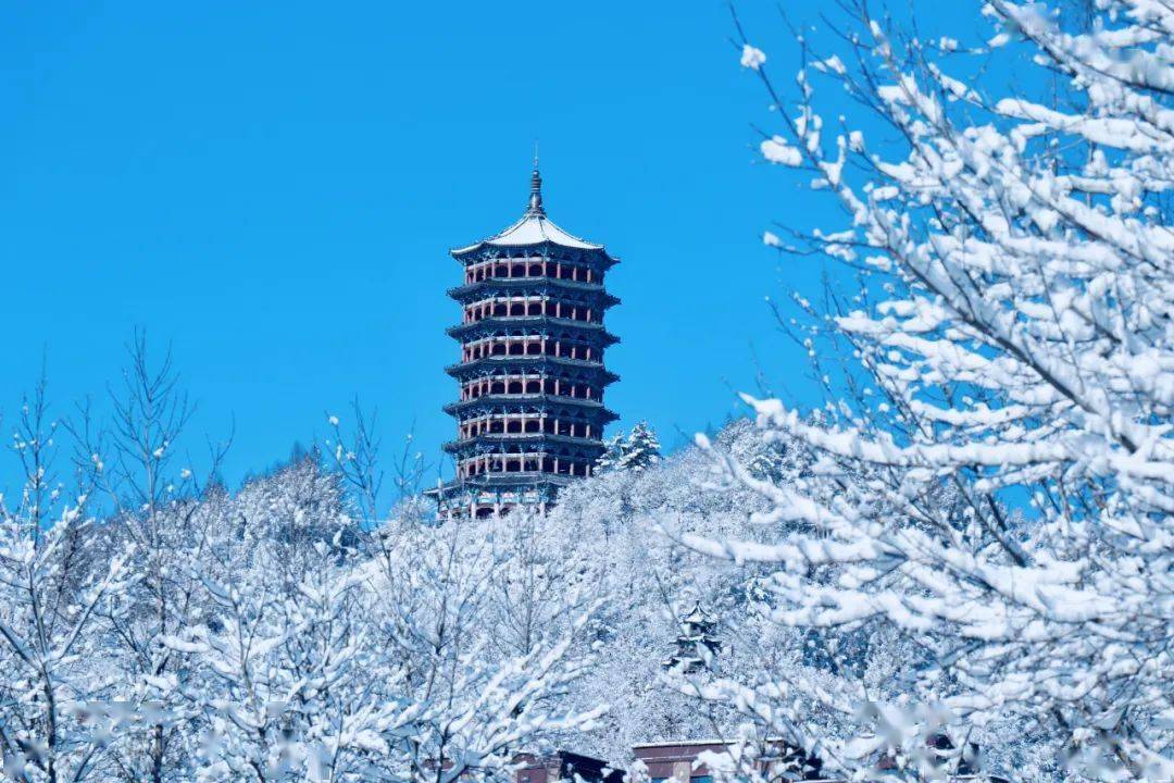 踏雪訪仙蹤東山公園,黛瓦白牆的婉約風情在木屋村,與一場雪相約在撫松