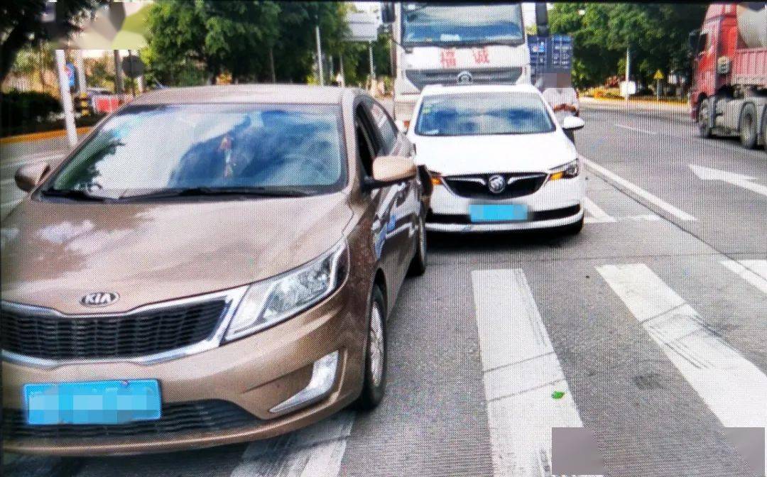 [惊险] 事发惠安!三车连环追尾,小轿车前后部位受损严重.