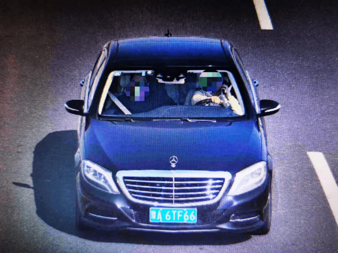 违法曝光河南高速交警集中曝光100辆驾车时接打电话违法车辆警示提示