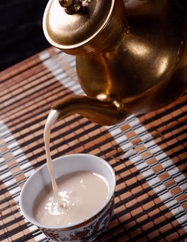 青海奶茶丹地人喝茶并没有什么文化含量,全不像江南产茶地那样讲究,更