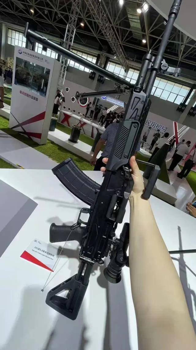 qjs-201还有一个十分亮眼的特点,它的扳机前方,机匣下方并不是一个