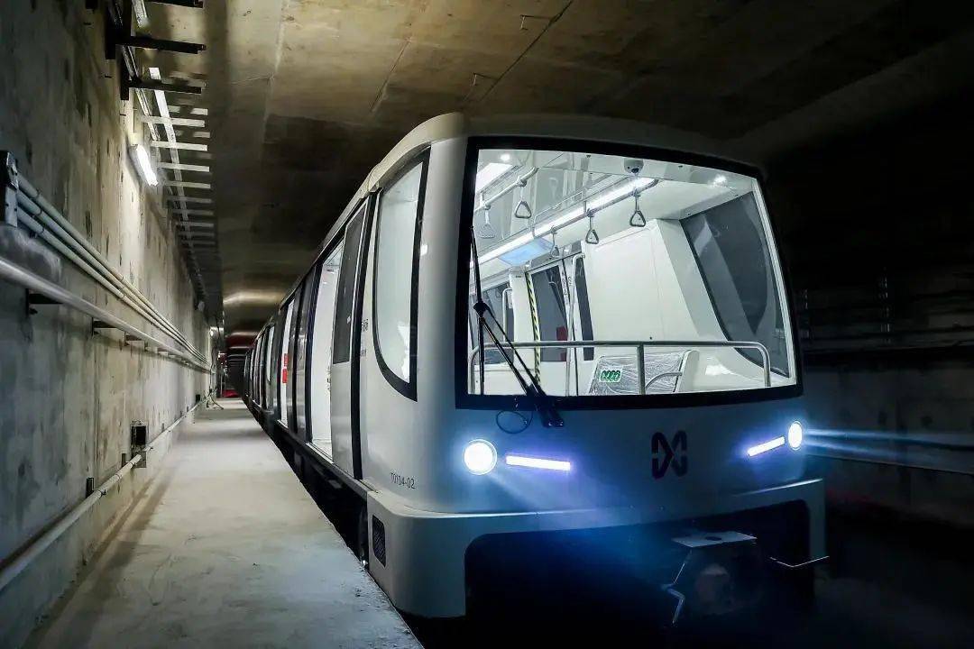 "或"apm(automated people mover 是一种定向运行的交通摆渡系统