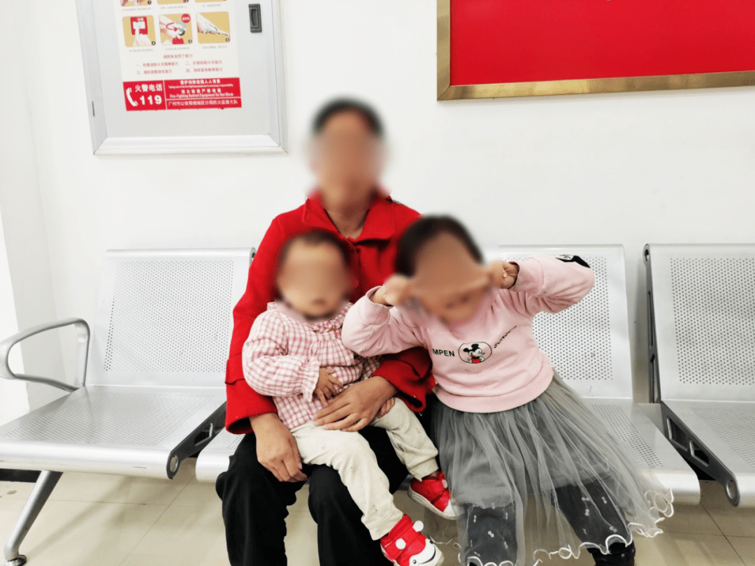 独自带小孩生活 女人表示自己会带孩子